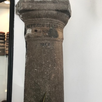 Colonne en pierre avec inscriptions indiquants le niveaux de l'eau